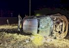 Carro capota e motorista tem crânio esmagado em acidente