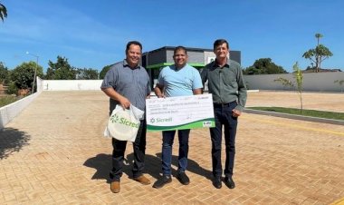 Presidente da Sicredi Araxingu visita Alto Boa Vista/MT e entrega cheque de 24 mil a associado