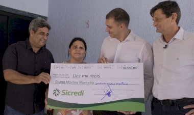 Moradora de Alto Boa Vista/MT é sorteada e recebe cheque da Sicredi Araxingu