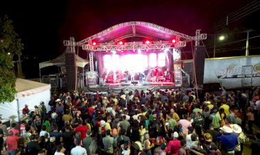 38º aniversário de Campinápolis: Cezar e Paulinho arrasta multidão para 2º dia de festa