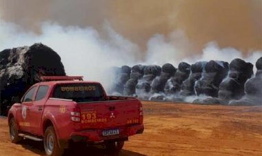Corpo de Bombeiros combate incêndio em 1,4 mil rolos de algodão em fazenda localizada em Santo Antônio do Leste