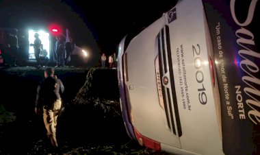 Acidente entre ônibus e caminhão mata duas crianças em Água Boa