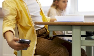 Lula sanciona projeto que limita uso de celulares nas escolas; saiba o que muda com a nova norma