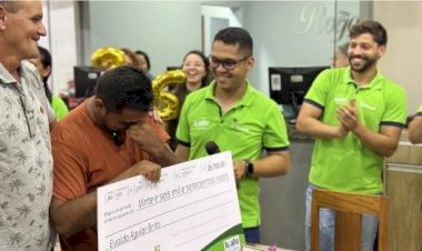 Após ser sorteado, associado se emociona ao receber cheque de R$26.700,00