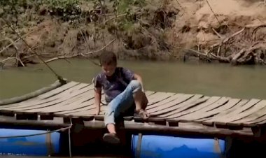 Comunidade improvisa balsa para garantir que crianças cheguem à escola há mais de 7 meses em MT