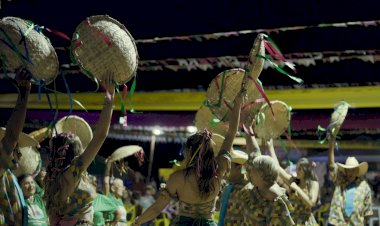 Idosos do Clube da Melhor Idade se apresentam na primeira noite do Arraiá da Nossa Gente em Campinápolis