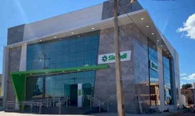 Mulher se torna a associada de número 100 mil da Sicredi Araxingu ao abrir conta pelo WhatsApp Oficial da cooperativa