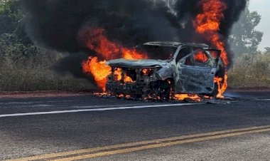 Caminhonete pega fogo na BR-158, próximo a Novo Santo Antônio