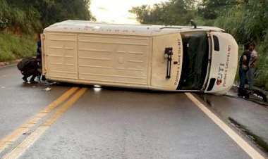 Ambulância tomba na BR-174 e deixa cinco pessoas feridas em Mato Grosso