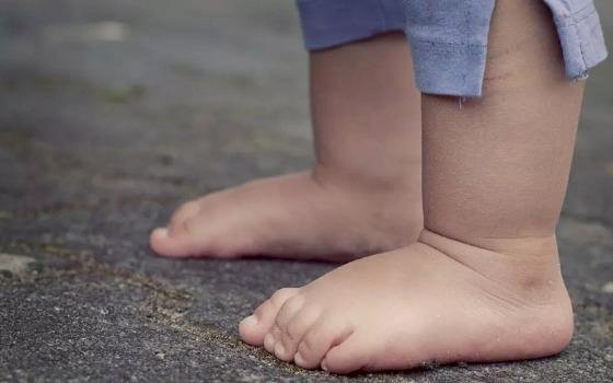 Homem se despede e abandona criança de 1 ano dentro de bar em MT