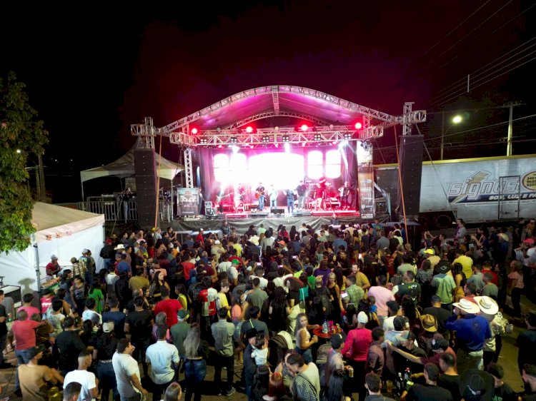 38º aniversário de Campinápolis: Cezar e Paulinho arrasta multidão para 2º dia de festa