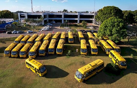 Governo de MT entrega 270 ônibus escolares para 76 municípios e assina convênios para obras de escolas