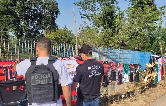 Produtos falsificados de times brasileiros são apreendidos pela Polícia Civil em Cuiabá