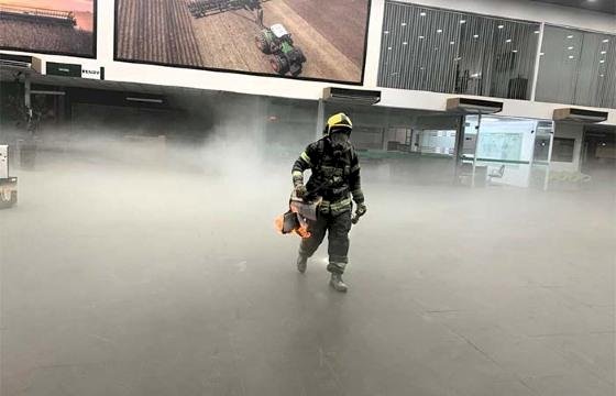 Corpo de Bombeiros combate incêndio em concessionária em Primavera do Leste