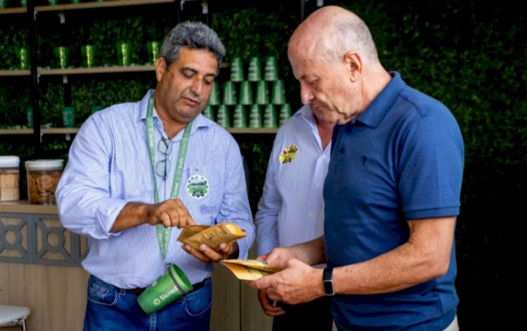 Vice-governador de Mato Grosso visita stand do Sicredi durante Dinetec 2025