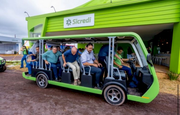 Vice-governador de Mato Grosso visita stand do Sicredi durante Dinetec 2025