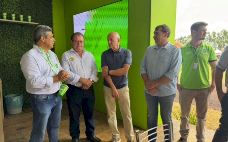 Vice-governador de Mato Grosso visita stand do Sicredi durante Dinetec 2025