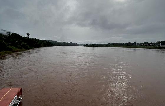 Barra do Garças registra 27 milímetros de chuva em uma hora e Araguaia sobe 61 cm
