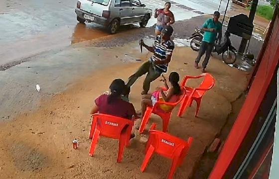 Homem suspeito de matar esposa a facadas em bar na frente das filhas é preso em Confresa