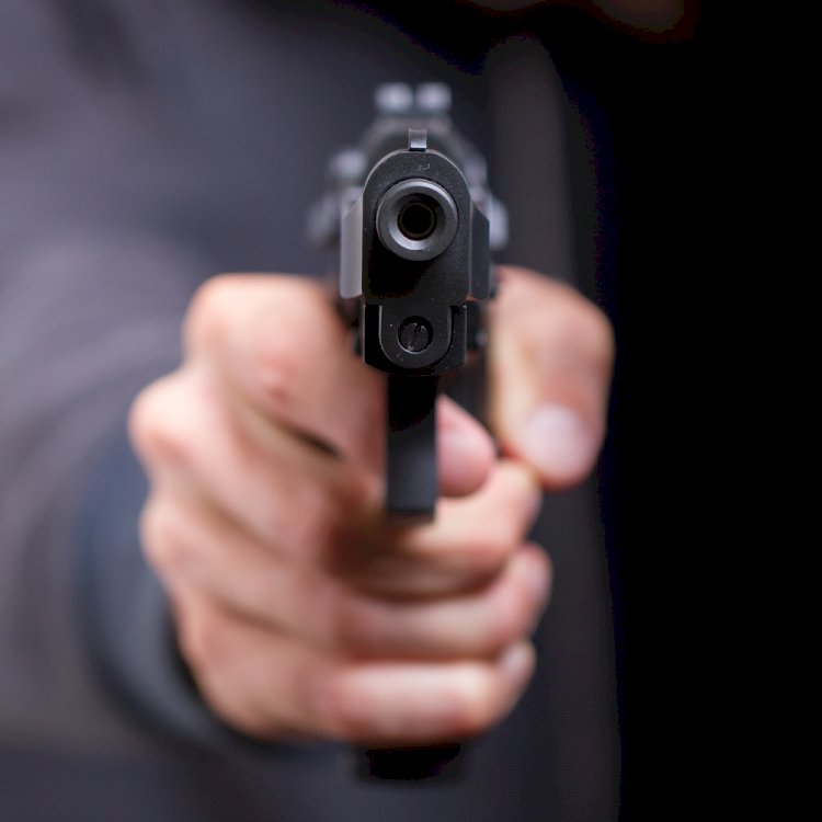 Homem com mais de 12 passagens criminais é morto a tiros na frente de casa