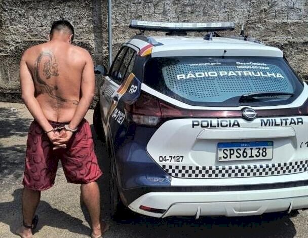 Homem com extensa ficha criminal é preso por agredir e ameaçar de morte a esposa na frente dos filhos
