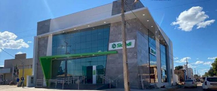 Mulher se torna a associada de número 100 mil da Sicredi Araxingu ao abrir conta pelo WhatsApp Oficial da cooperativa