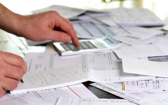 Percentual de famílias com dívidas cresce, mas inadimplência cai