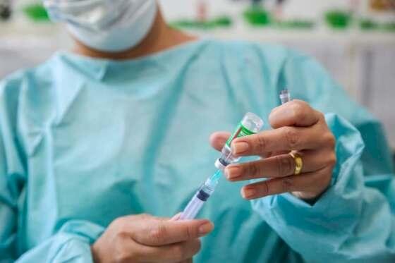 Cerca de 1,2 milhão de profissionais de saúde devem ser vacinados contra dengue nesta semana