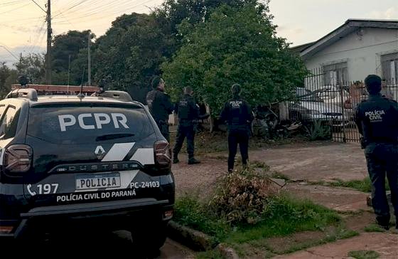 Pai é preso por estuprar filhas de 7 e 8 anos na frente do filho de 10